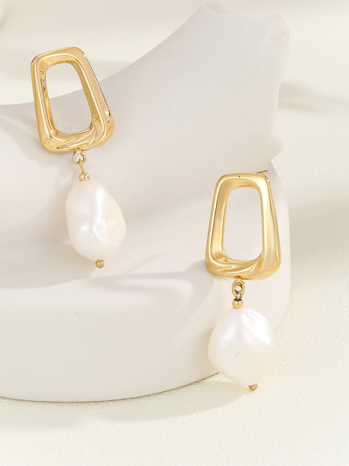 Sphere&Style Drooped Pearls Earrings