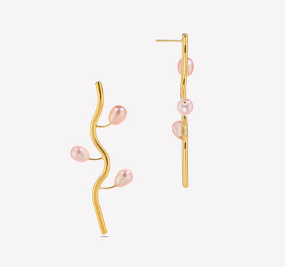 Sphere&Style Silhouette Wave Earrings With Golden Rose Pearls